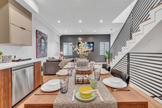 Luxe Townhome Newly-Built - 6