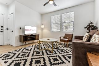 CozySuites Glendale by the stadium with pool 21 - Glendale - 2