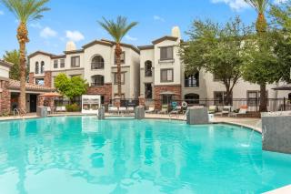 CozySuites Glendale by the stadium with pool 21 - Glendale - 9