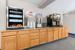 Super 8 By Wyndham Beloit - Beloit - 3