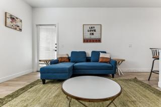 CozySuites Glendale by the stadium with pool 20 - Glendale - 7