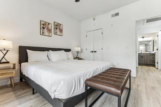 CozySuites Glendale by the stadium with pool 20 - Glendale - 2