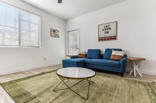 CozySuites Glendale by the stadium with pool 20 - Glendale - 8
