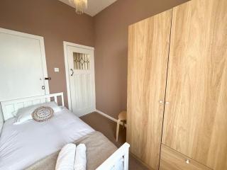 Cosy 4 bedroom house -  - 8