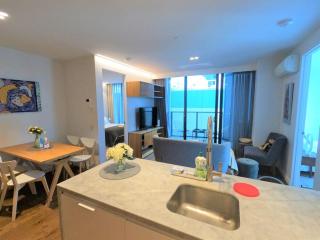 MHYL Mel Central 3b2b Private Apt - Lighthouse - 1