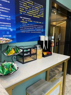 Dequan Hotel Chaoyang Park Branch Coffee a laundry room are provided for free in the lobby - 2