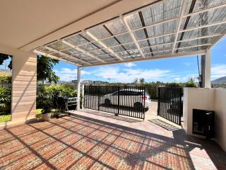 3bdr Lakeview Townhouse with Jacuzzi in Laguna #86 - - 2