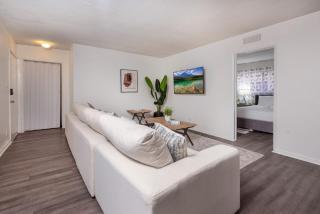 Spacious 3BR & 2BA Apartment with WiFi, TV & Kitchen 5 Mins to LACMA & Academy Museum of Motion Pictures - Los Angeles - 8