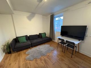 Essex Apartment - Loughton - 2