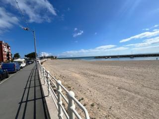 Stunning 2 Bedroom Sea View Apartment With Parking - Rhôs-on-Sea - 2