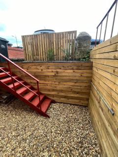 Stunning 2 Bedroom Beach Apartment With Garden - Rhos-on-Sea - 2