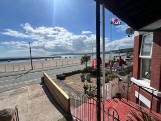 Stunning 2 Bedroom Beach Apartment With Garden - Rhos-on-Sea - 4