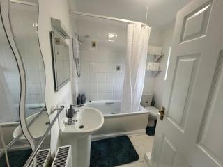 Quiet Double room near Queen Elizabeth hospital and University - 5