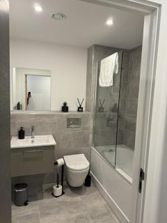 Central York apt with free parking & gym! - York - 1