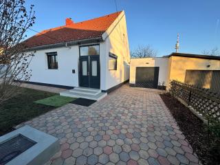 Villa in Vienna in perfect Situaton near VIC and Donau Park with Pool and private Garden sleeps 4 with 2 bedrooms, kitchen and livingroom and bath and private parking - Vienne - 0
