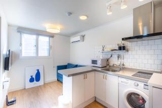 Modern house across from Sinsa Garosu-gil, internet TV, parking available - Seul - 4