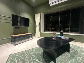 Plush Bandra West - Luxury 2BHK Apartment & Study - 2