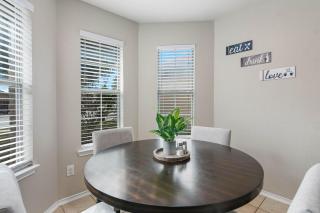 Cozy Family Basecamp! Near Lackland Sea World & DT - San Antonio - 4