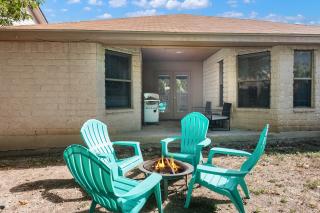 Cozy Family Basecamp! Near Lackland Sea World & DT - San Antonio - 9