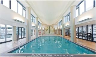 Luxury Downtown Condo with CN tower views, Pool Access, Gym,Free Parking upon request at booking, accommodates 4 - 6