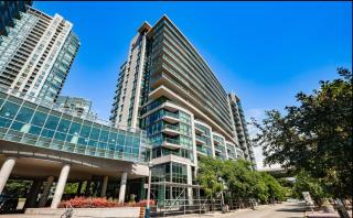 Luxury Downtown Condo with CN tower views, Pool Access, Gym,Free Parking upon request at booking, accommodates 4 - 9