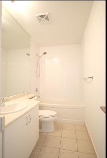 Luxury Downtown Condo with CN tower views, Pool Access, Gym,Free Parking upon request at booking, accommodates 4 - 1