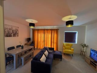 Three-bedroom modern family home by the pond with free parking - 9