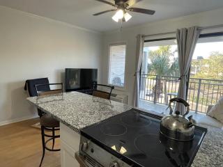 Coastal Getaway Oceanview Condo in Hilton Head - Hilton Head Island - 4