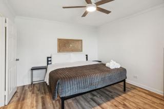 Dwntwn Condo Walk To Americmartaquarium, Sleep 3 - 8