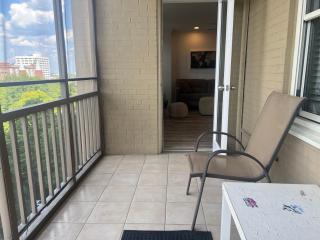 Dwntwn Condo Walk To Americmartaquarium, Sleep 3 - 5