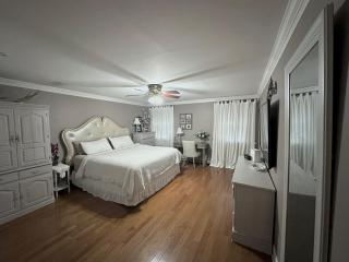 Spacious Family Friendly Backyard Retreat - 2