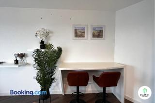 Executive 2 Bed 2 Bath Central Woking Flat with Free Parking - 5