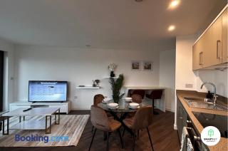 Executive 2 Bed 2 Bath Central Woking Flat with Free Parking - Horsell - 6