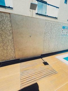 Casas Duplex todas com 3 suiítes ambas com ar condicionado, varanda, internet e churrasqueira privativa no Residencial Jardins de Taperpuã 2 codomínio a poucos metros da Praia de Taperapuã, com piscina e área gourmet. - 6