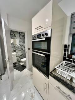 Peaceful & Convenient For business Trip & Families holiday & working proffesional-long term deals available , M1 J25-10Min , WI-Fi 500Mb , Netflix , Secure Huge Private garden with 6 cars parking space , Fully equiped kitchen , Few local shops near by - 5