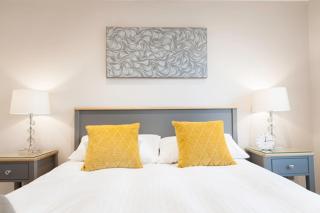 Beach View - Stylish Stay, Estuary Views & Luxury Spa Access - 1