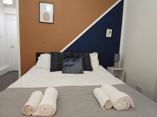 5BR House -Sleeps 10 - Close to City Centre - Leeds - 8