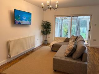Cosy Bungalow Retreat - Grays - 9