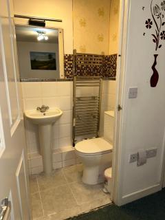 London 2 Bed 2 Bath Apartment Holiday Home - Free Parking - 3min walk to the Train station - 19min to London Liverpool Street 5min to Victoria Line 1GB Broadband super fast Internet GROUND FLOOR 100s of shops restaurants bakeries 24-hour ASDA superstore - London - 6