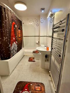 London 2 Bed 2 Bath Apartment Holiday Home - Free Parking - 3min walk to the Train station - 19min to London Liverpool Street 5min to Victoria Line 1GB Broadband super fast Internet GROUND FLOOR 100s of shops restaurants bakeries 24-hour ASDA superstore - London - 7
