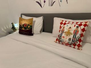 London 2 Bed 2 Bath Apartment Holiday Home - Free Parking - 3min walk to the Train station - 19min to London Liverpool Street 5min to Victoria Line 1GB Broadband super fast Internet GROUND FLOOR 100s of shops restaurants bakeries 24-hour ASDA superstore - London - 2