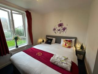 London 2 Bed 2 Bath Apartment Holiday Home - Free Parking - 3min walk to the Train station - 19min to London Liverpool Street 5min to Victoria Line 1GB Broadband super fast Internet GROUND FLOOR 100s of shops restaurants bakeries 24-hour ASDA superstore - London - 8