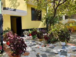 H&A Guest House - Golem - 9