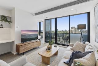 Elegant 2-Bed Apartment with Balcony & City Views - Melbourne - 5