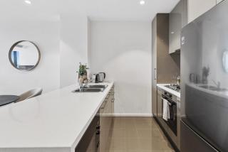 Elegant 2-Bed Apartment with Balcony & City Views - 3