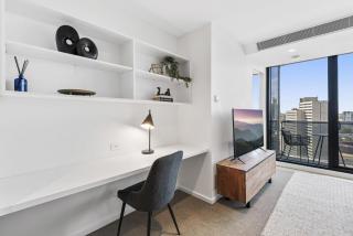 Elegant 2-Bed Apartment with Balcony & City Views - Melbourne - 9
