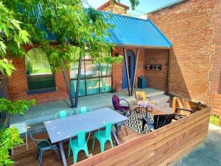 Trendy Modern Loft in Rino Art District - 7