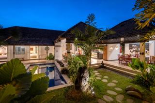 Tropical Oasis of Calm in the Heart of Seminyak, 4BR Villa Luisha - Seminyak - 9