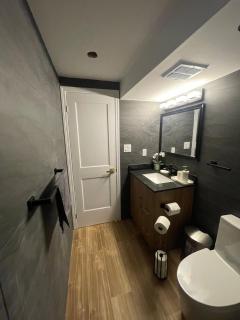 Stylish 2-Bedroom City Approved Basement Apartment - Mississauga - 7