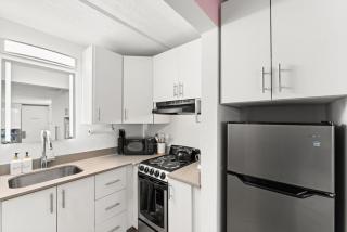 Studio Apartment with Spacious King & Queen Bed, Pet-Friendly, 8 Min from Disney, Pool and Parking - 7